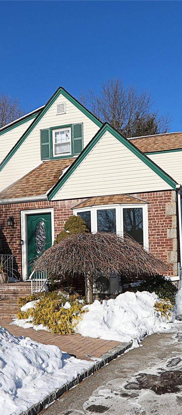 4 Bedroom Home for Sale in New Hyde Park - New York - USA