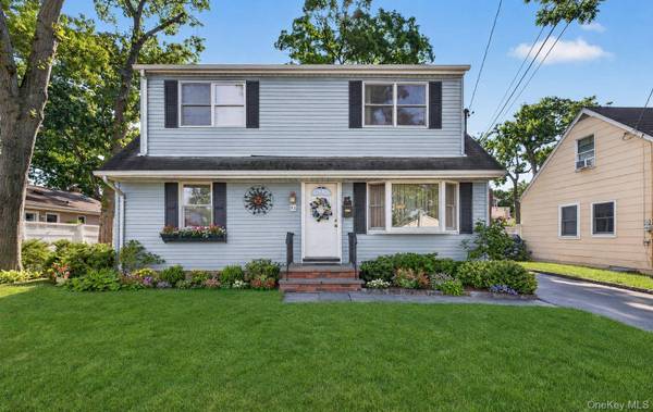 Casa de 4 Dormitorios en Venta en North Merrick, Nueva York, EE. UU.