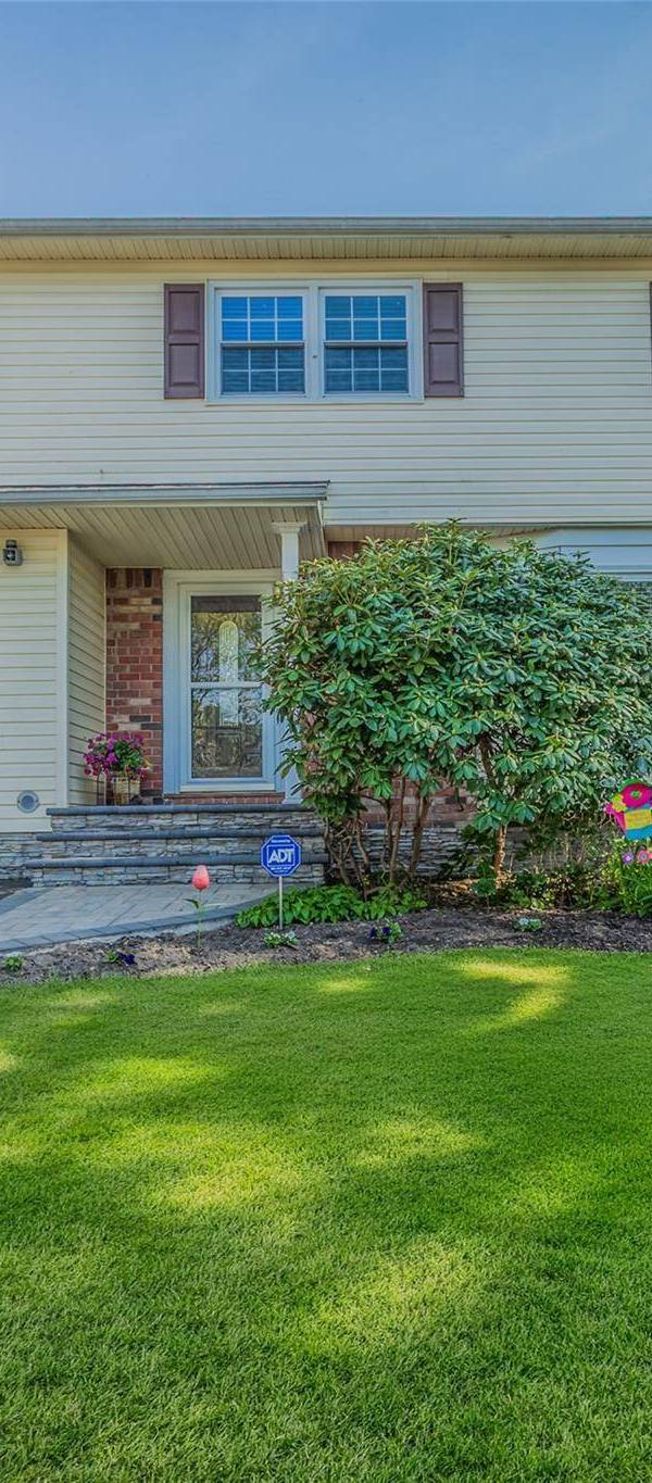 4 Bedroom Home for Sale in Ronkonkoma - New York - USA