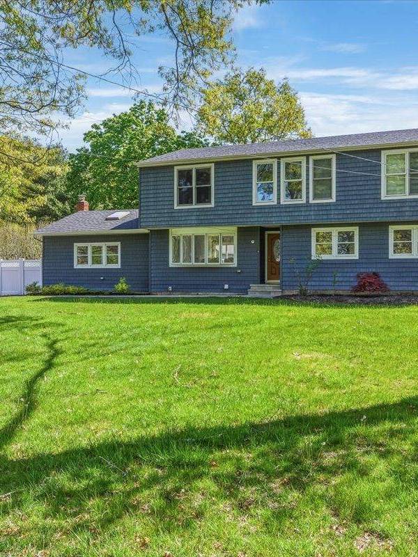 4 Bedroom Home for Sale in Ronkonkoma - New York - USA