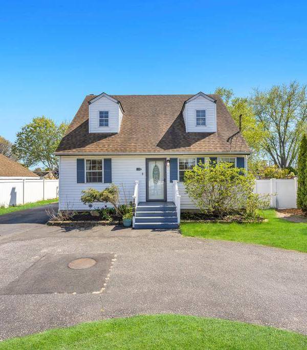 4 Bedroom Home for Sale in Ronkonkoma - New York - USA