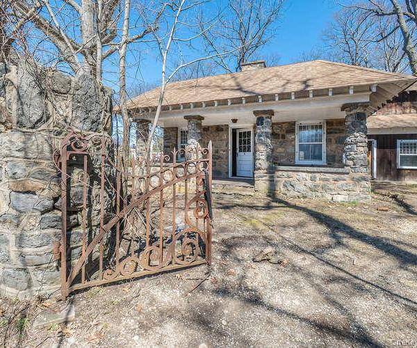 4 Bedroom Home for Sale in Sands Point - New York - USA