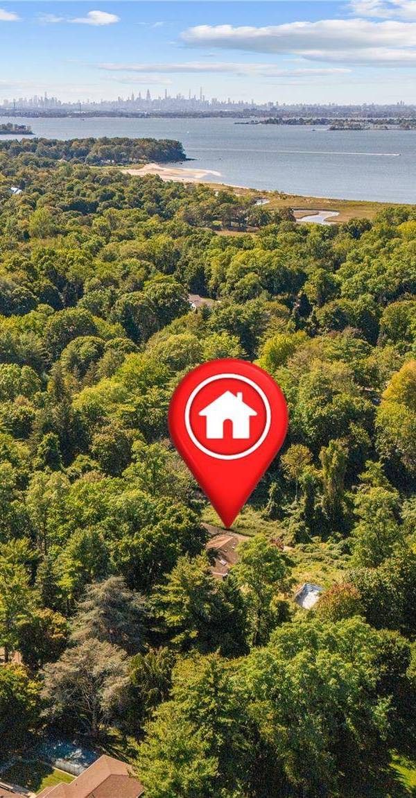4 Bedroom Home for Sale in Sands Point - New York - USA