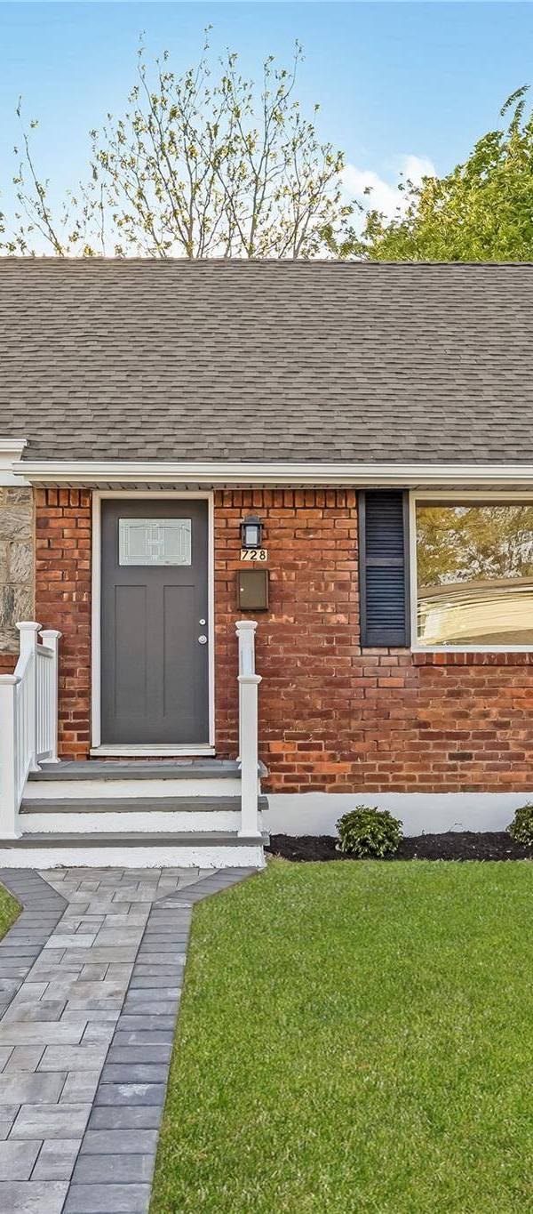 4 Bedroom Home for Sale in Uniondale - New York - USA