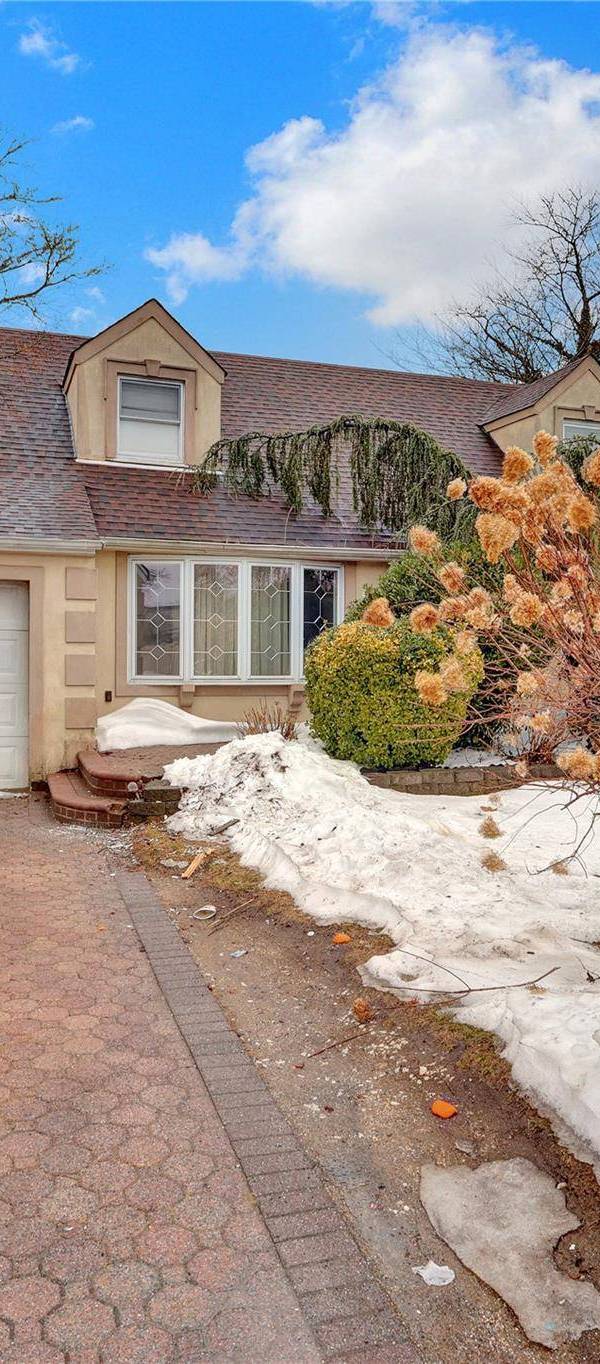 4 Bedroom Home for Sale in Uniondale - New York - USA