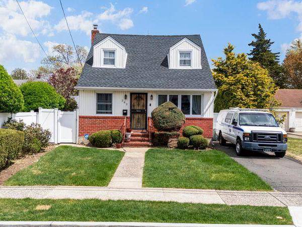 4 Bedroom Home for Sale in Uniondale - New York - USA