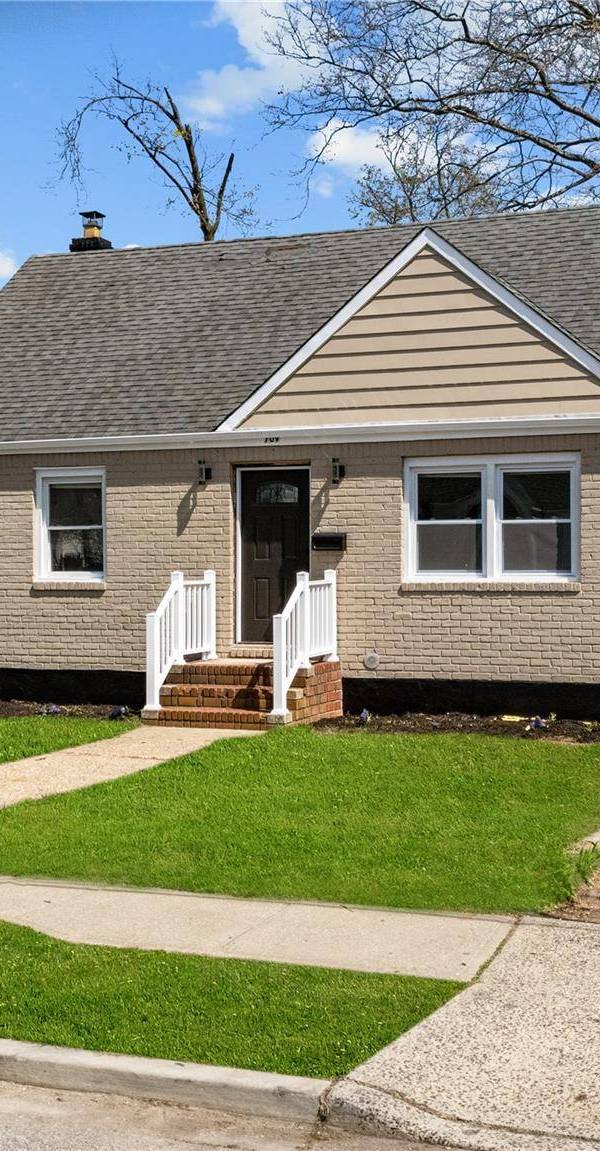 4 Bedroom Home for Sale in Uniondale - New York - USA