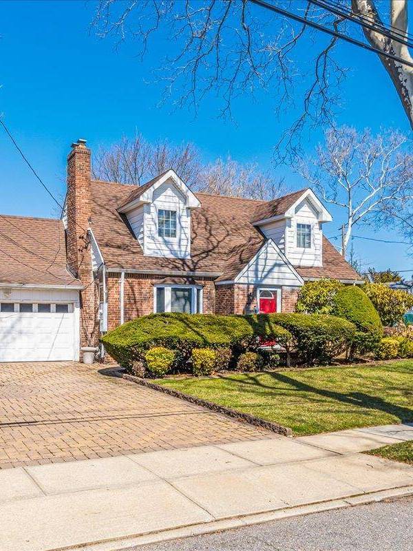 4 Bedroom Home for Sale in Uniondale - New York - USA