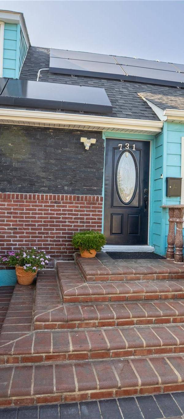 4 Bedroom Home for Sale in Uniondale - New York - USA