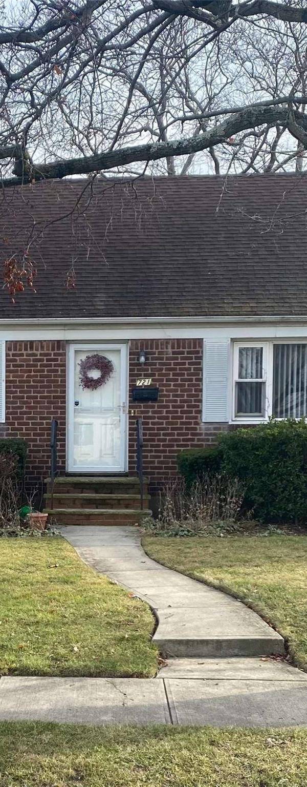4 Bedroom Home for Sale in Uniondale - New York - USA