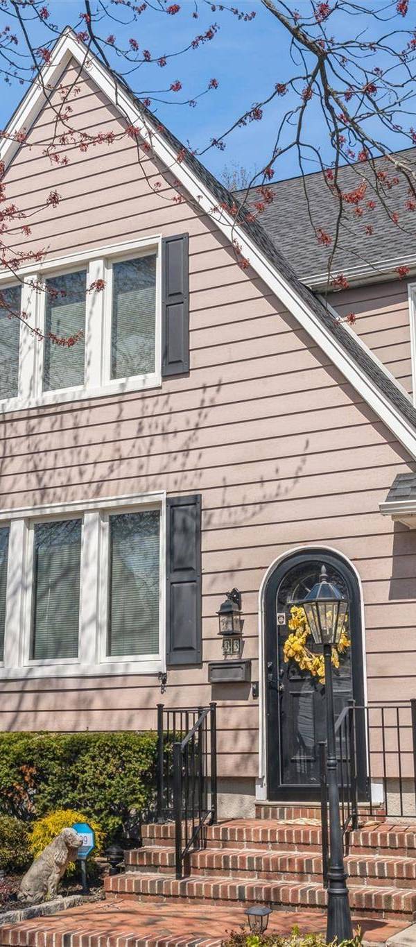 Casa de 4 Dormitorios en Venta en Valley Stream - Nueva York - EE. UU.
