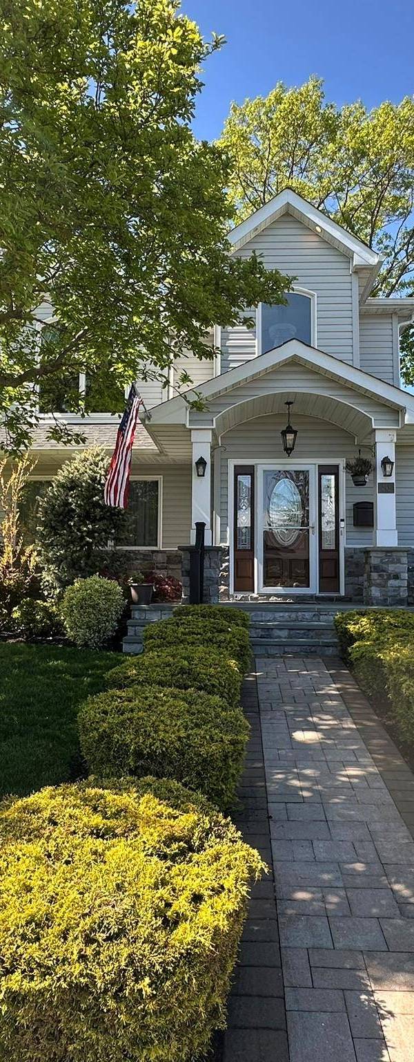 4 Bedroom Home for Sale in Westbury - New York - USA