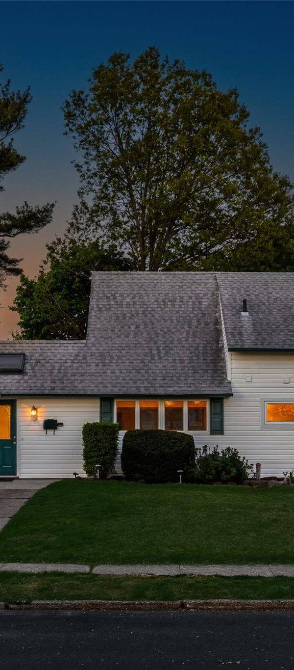 4 Bedroom Home for Sale in Westbury - New York - USA