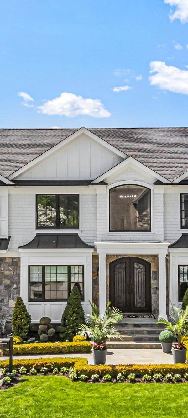4 Bedroom Home for Sale in Westbury - New York - USA