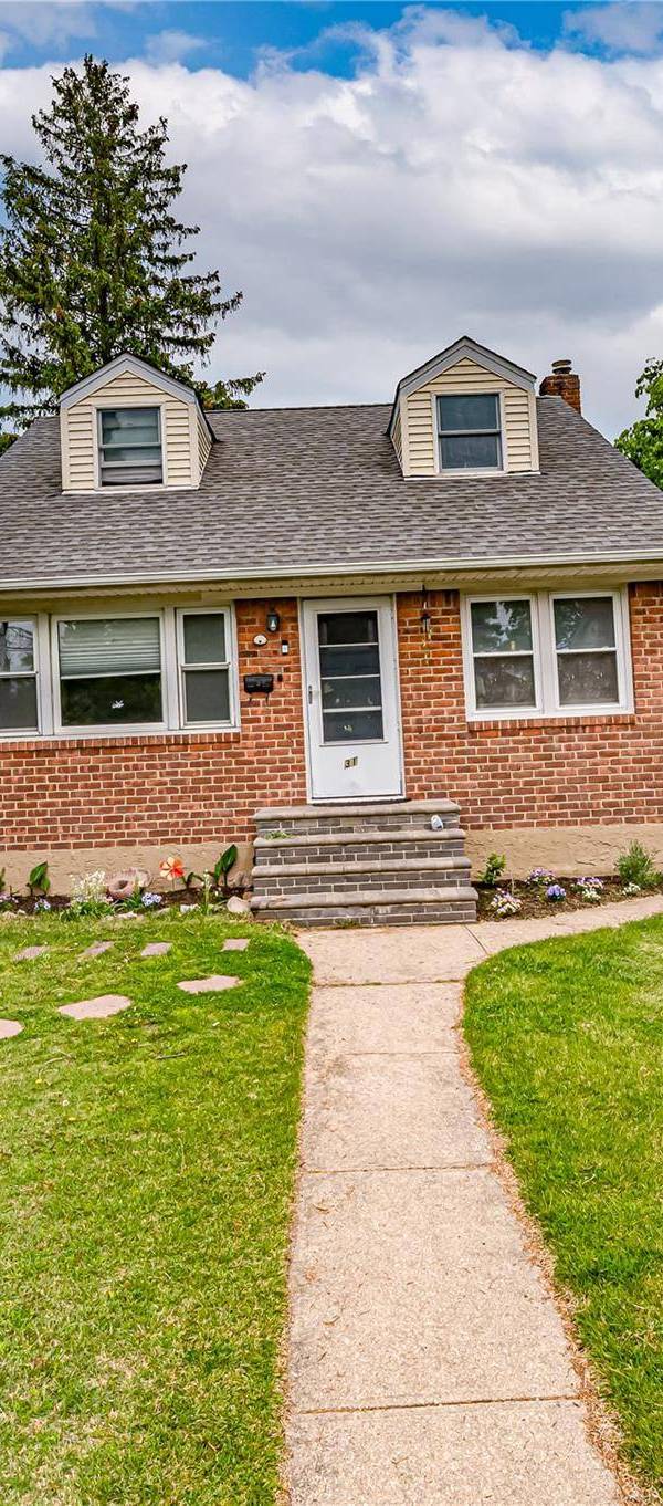 4 Bedroom Home for Sale in Westbury - New York - USA