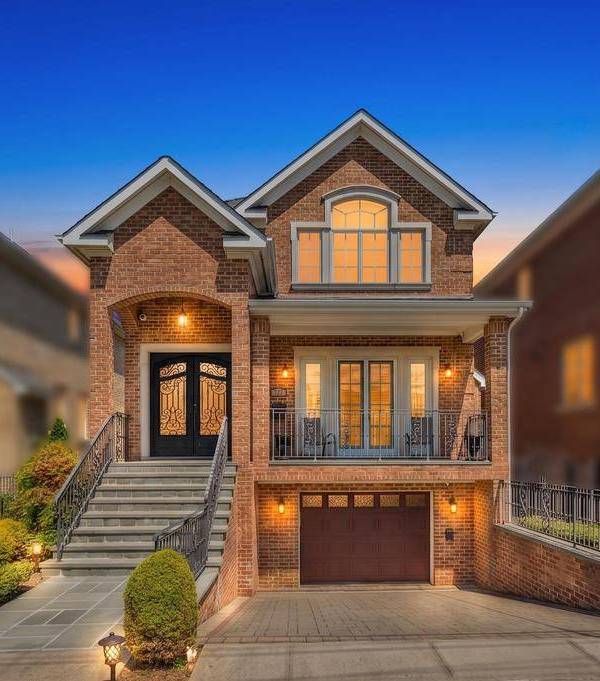 Casa de 4 Dormitorios en Venta en Whitestone - Nueva York - EE. UU.
