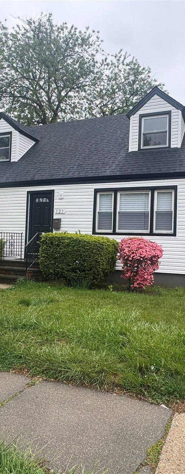4 Bedroom Home for Sale in Williston Park - New York - USA