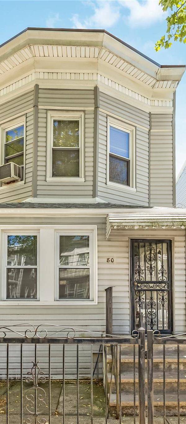 4 Bedroom Home for Sale in Woodhaven - New York - USA