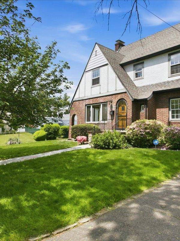4 Bedroom Home for Sale in Yonkers - New York - USA