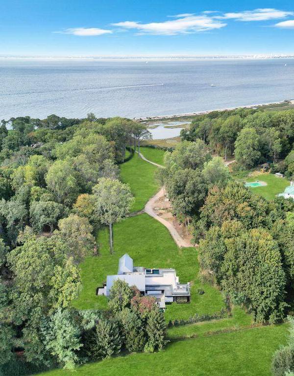 5 Bedroom Waterfront Home for Sale in Lloyd Harbor - New York - USA