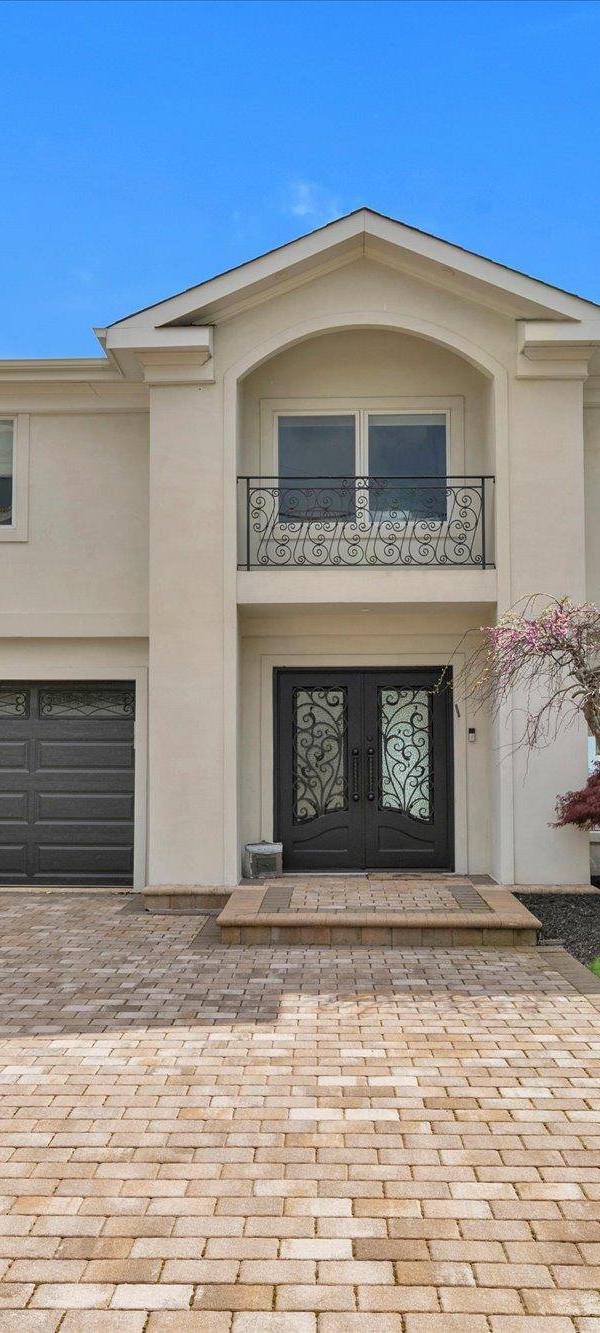 Casa de 5 Dormitorios Frente al Mar en Venta en Merrick - Nueva York - EE. UU.