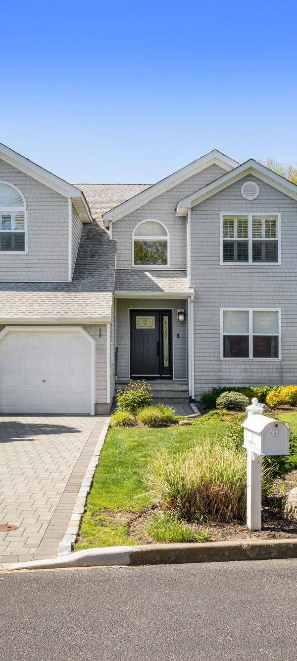 5 Bedroom Waterfront Home for Sale in Oakdale - New York - USA