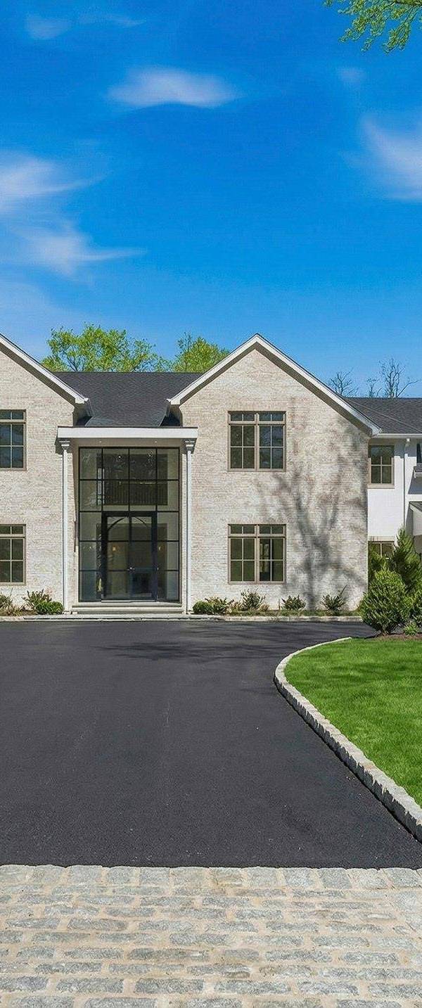 5 Bedroom Waterfront Home for Sale in Sands Point - New York - USA
