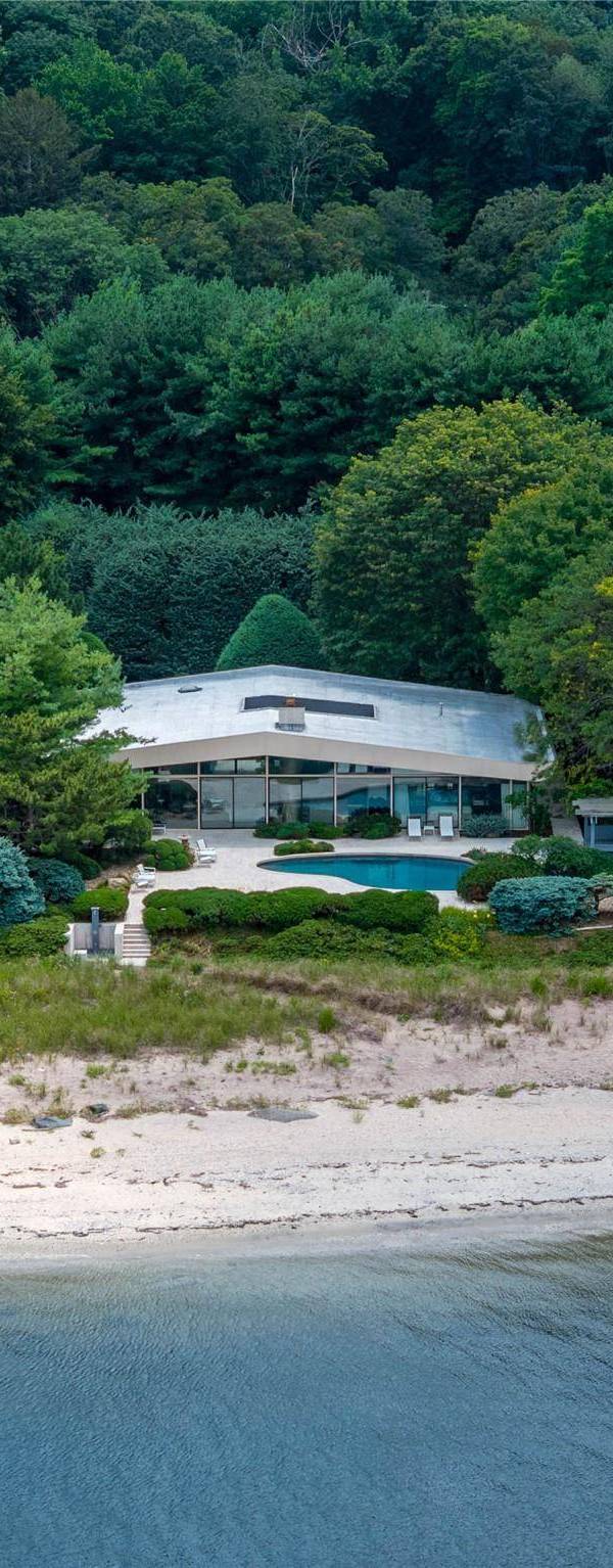 5 Bedroom Waterfront Home for Sale in Sands Point - New York - USA