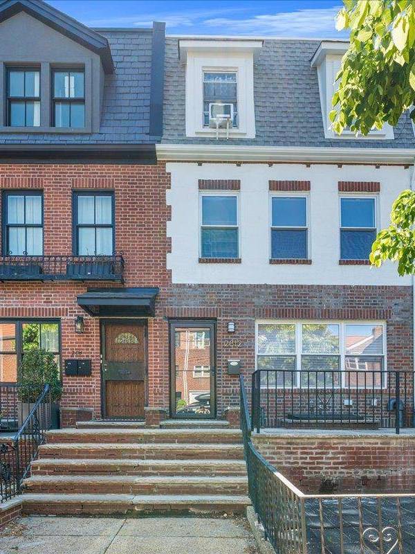 Maison 5 Chambres à Vendre à Astoria - New York - USA