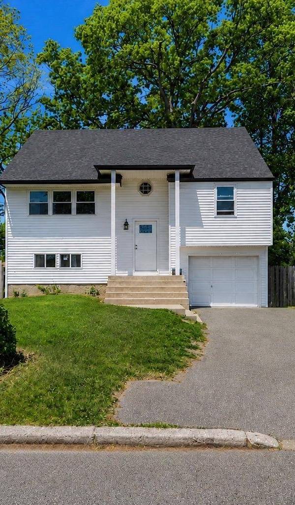 5 Bedroom Home for Sale in Bay Shore - New York - USA