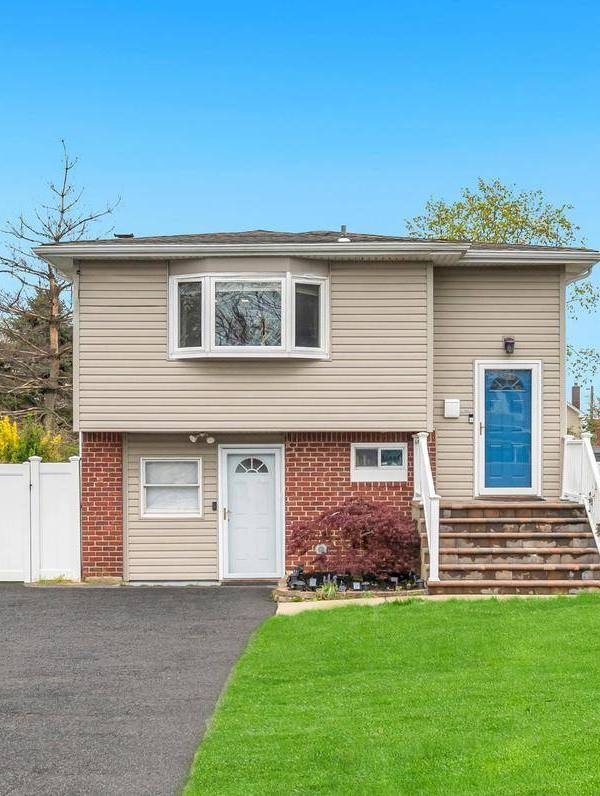 5 Bedroom Home for Sale in Bay Shore - New York - USA