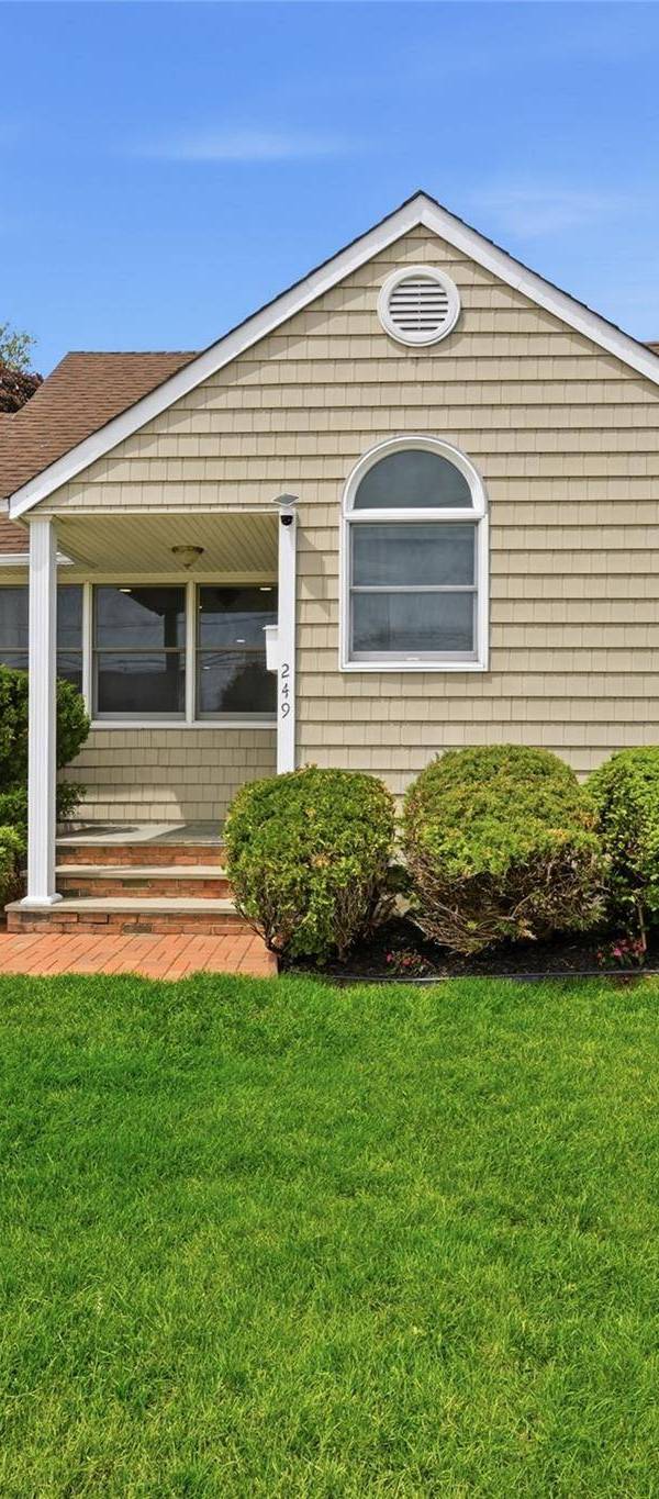 Casa de 5 Dormitorios en Venta en Bethpage - Nueva York - EE. UU.