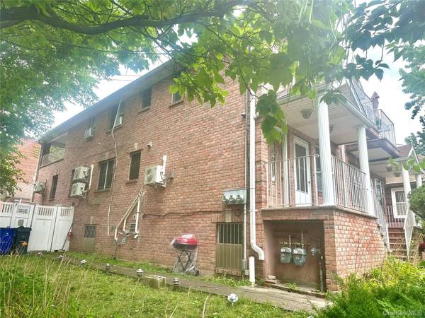 Casa com 5 Quartos à Venda em College Point - Nova Iorque - EUA