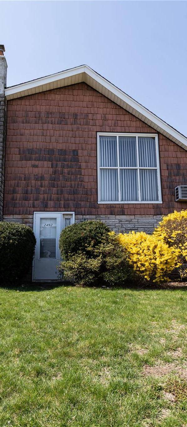 Casa de 5 Dormitorios en Venta en East Meadow - Nueva York - EE. UU.