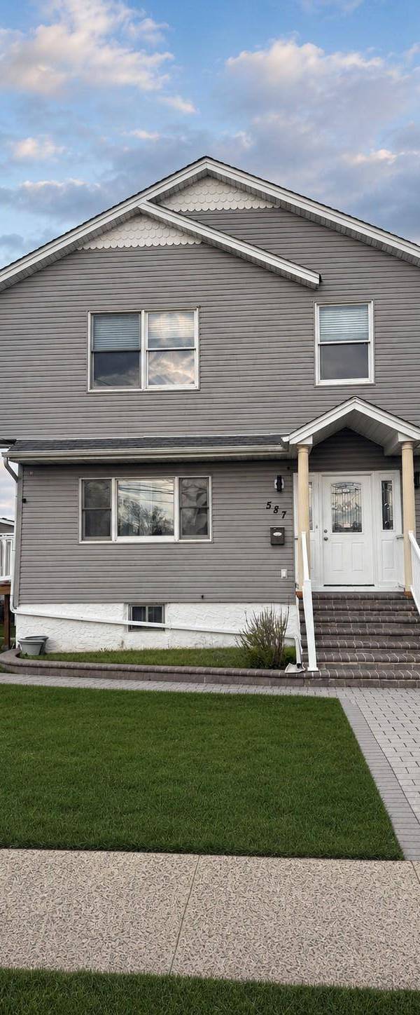 Casa de 5 Dormitorios en Venta en Freeport - Nueva York - EE. UU.