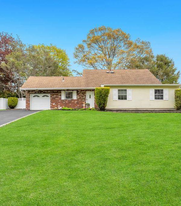5 Bedroom Home for Sale in Medford - New York - USA