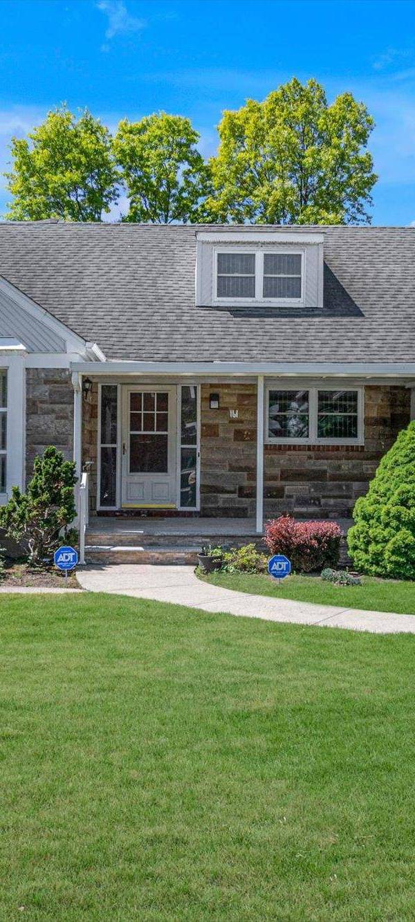 5 Bedroom Home for Sale in New Hyde Park - New York - USA