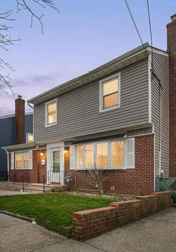 5 Bedroom Home for Sale in New Hyde Park - New York - USA