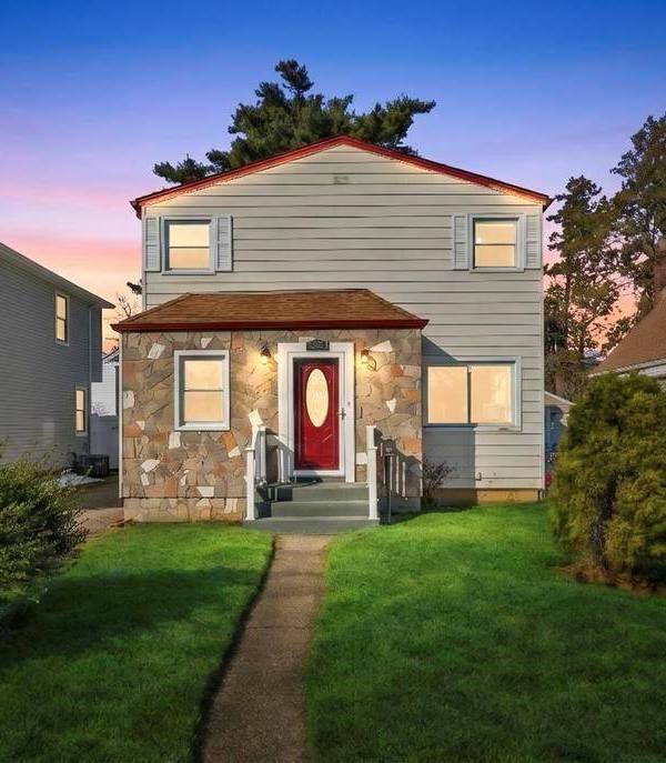 5 Bedroom Home for Sale in New Hyde Park - New York - USA
