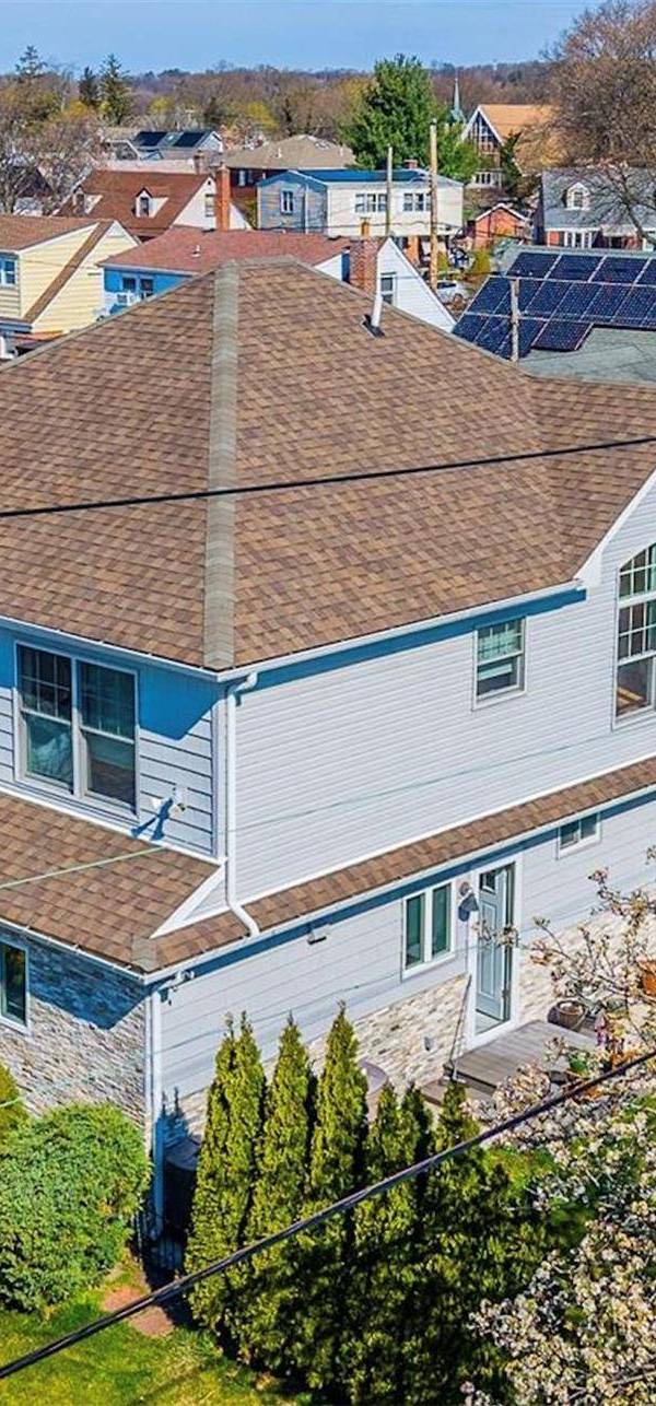 5 Bedroom Home for Sale in New Hyde Park - New York - USA