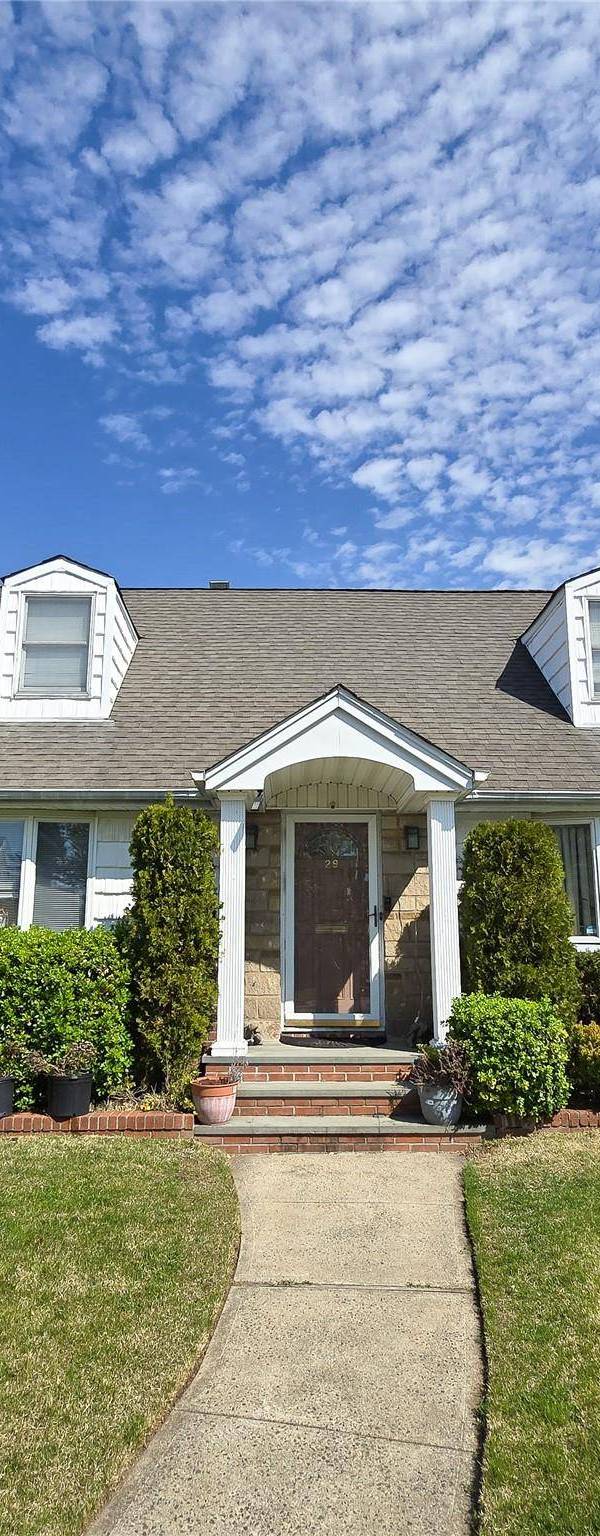 5 Bedroom Home for Sale in New Hyde Park - New York - USA