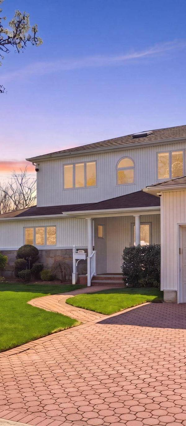 5 Bedroom Home for Sale in New Hyde Park - New York - USA