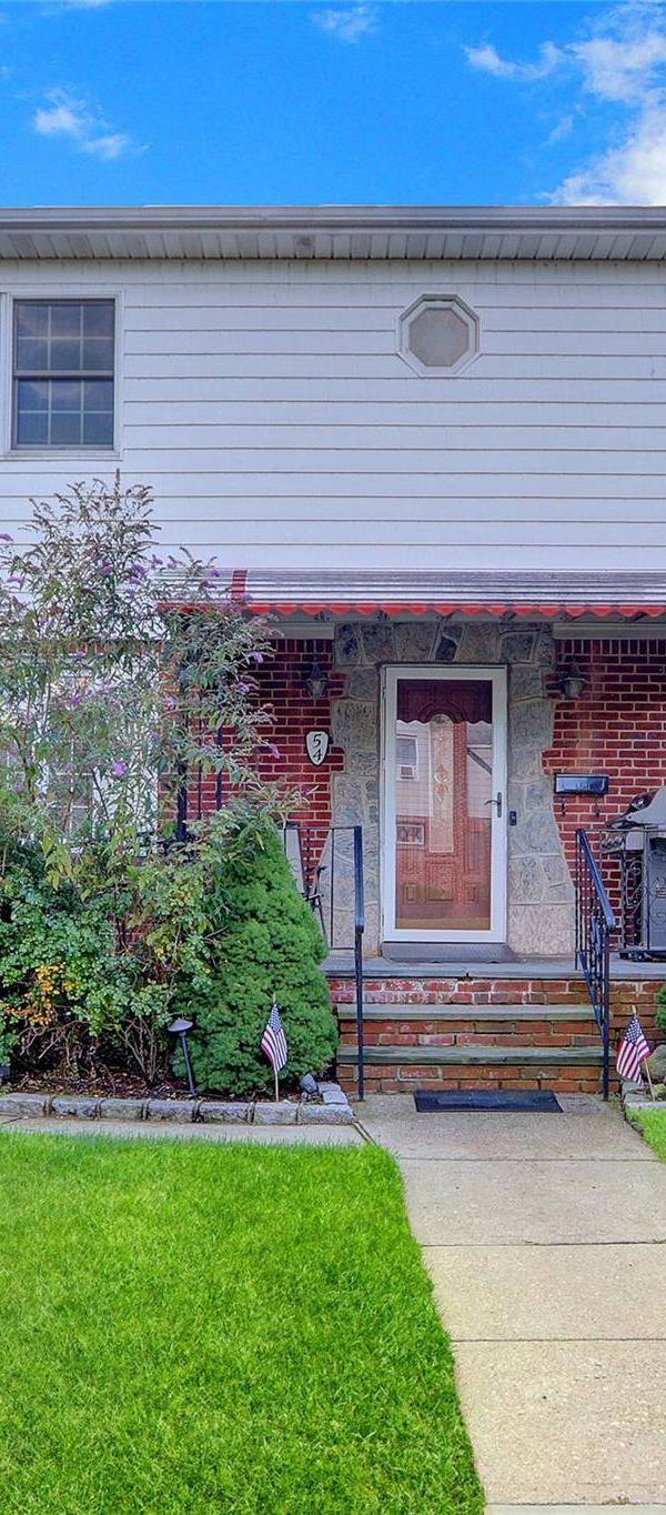 5 Bedroom Home for Sale in New Hyde Park - New York - USA