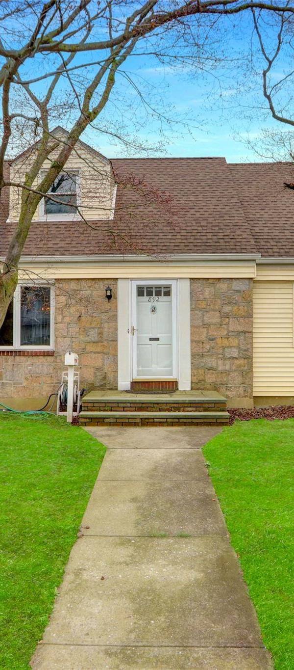 5 Bedroom Home for Sale in New Hyde Park - New York - USA