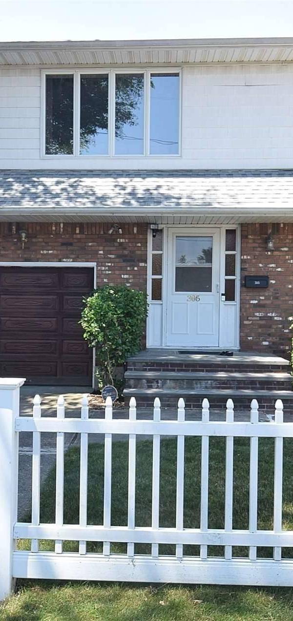 5 Bedroom Home for Sale in New Hyde Park - New York - USA