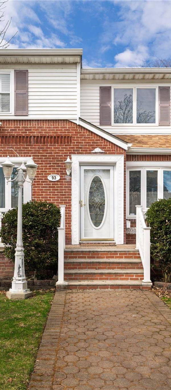 5 Bedroom Home for Sale in New Hyde Park - New York - USA
