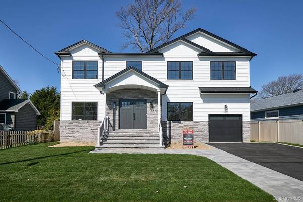 Casa de 5 Dormitorios en Venta en North Merrick, Nueva York, EE. UU.
