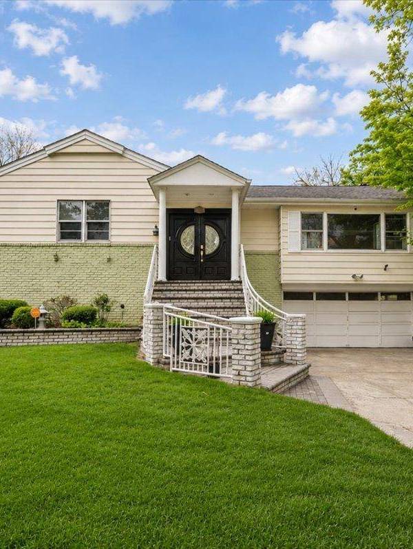 Casa de 5 Dormitorios en Venta en North Woodmere - Nueva York - EE. UU.