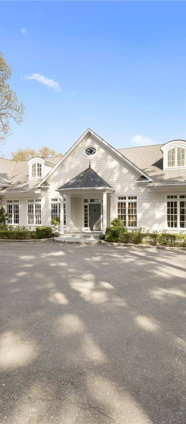 5 Bedroom Home for Sale in Sands Point - New York - USA