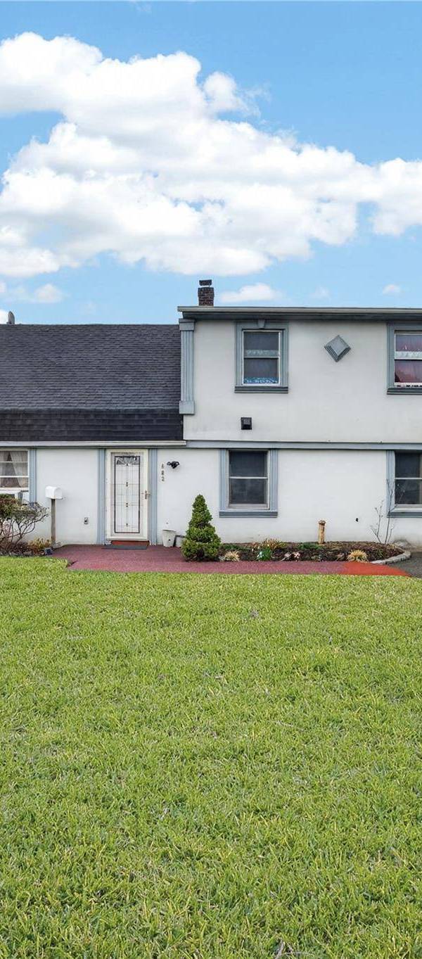 5 Bedroom Home for Sale in Westbury - New York - USA